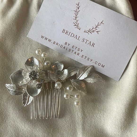 Floral Crystal and Pearl Hair Pin - Picture 5 of 7